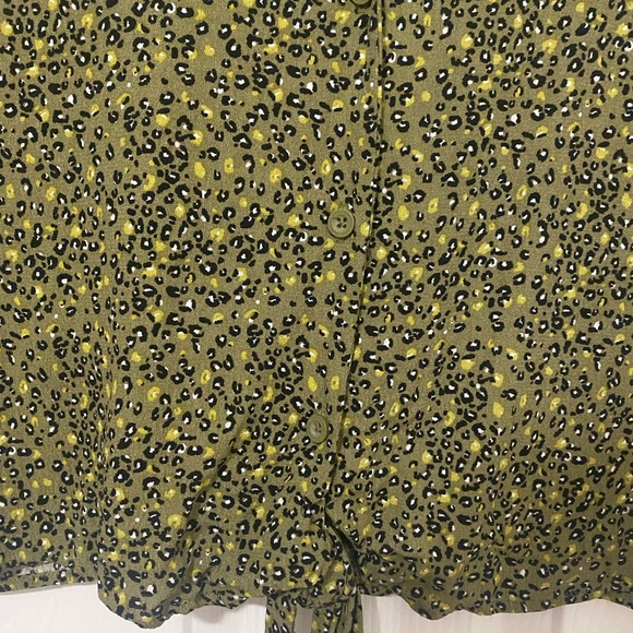HP 5/17!! Calvin Klein Jeans Olive Leopard Print Tie Front Top - Picture 5 of 10